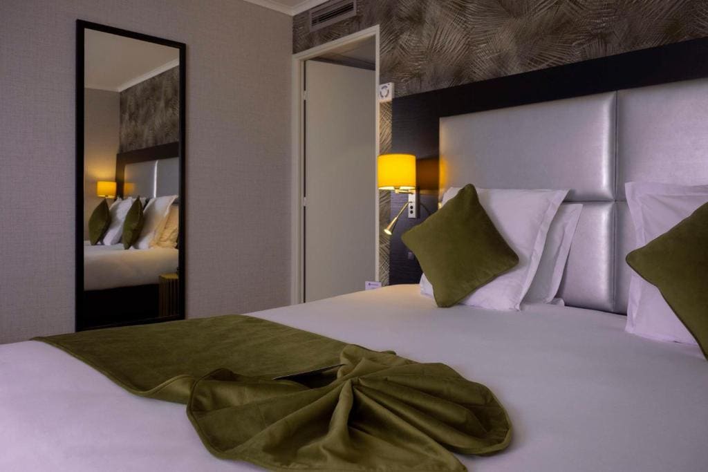 Standard Twin/Double Room with Sofa bed room - Image 3
