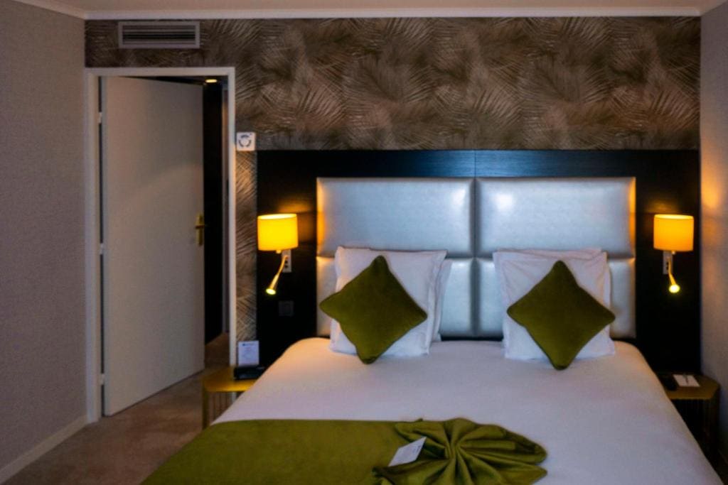 Standard Twin/Double Room with Sofa bed room - Image 2