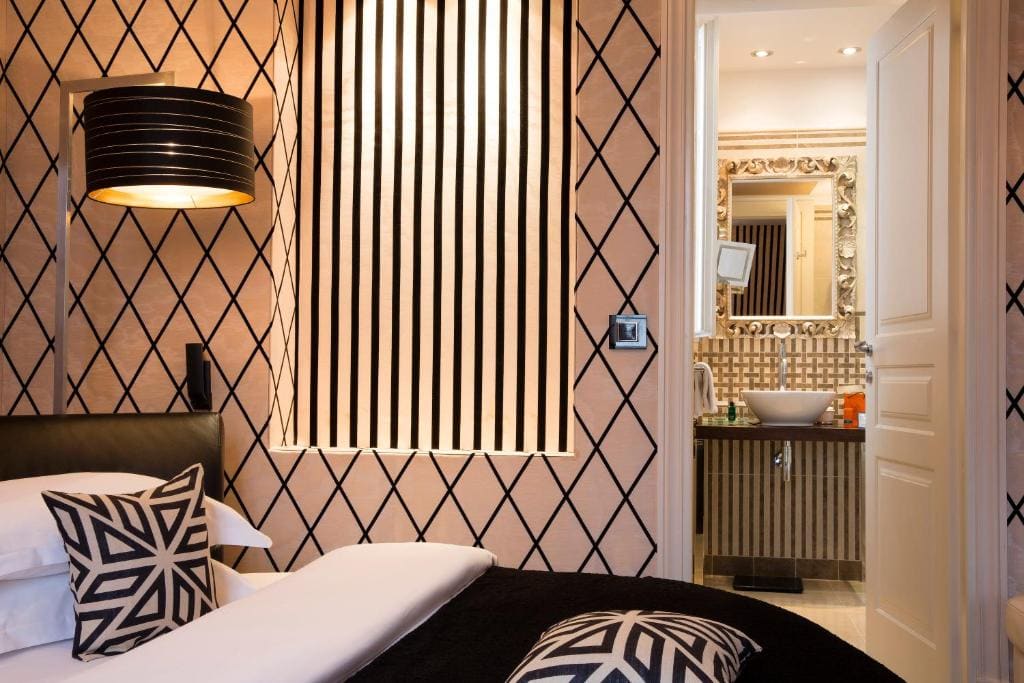 Junior Suite with View of the Eiffel Tower room - Image 2