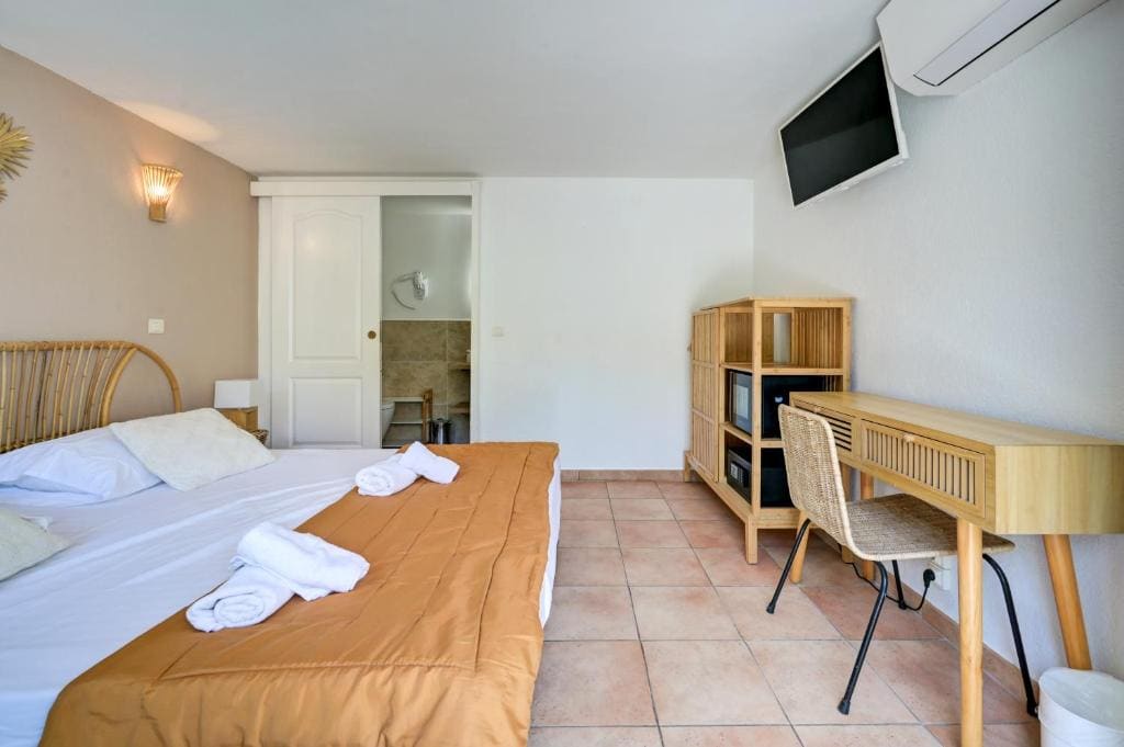 Double Room with Garden View room - Image 3