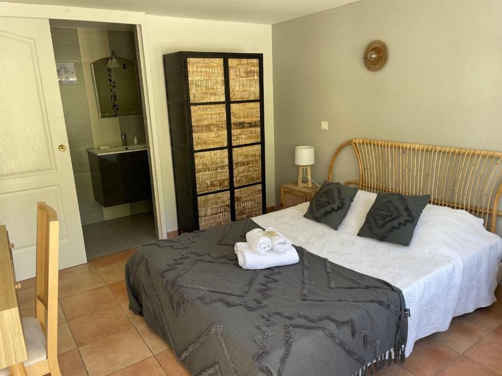 Double Room with Garden View room - Image 2