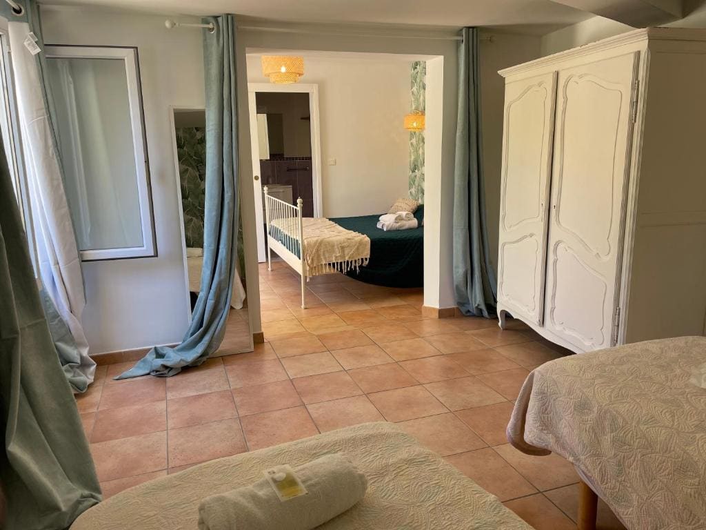 Family Suite with Garden View room - Image 3