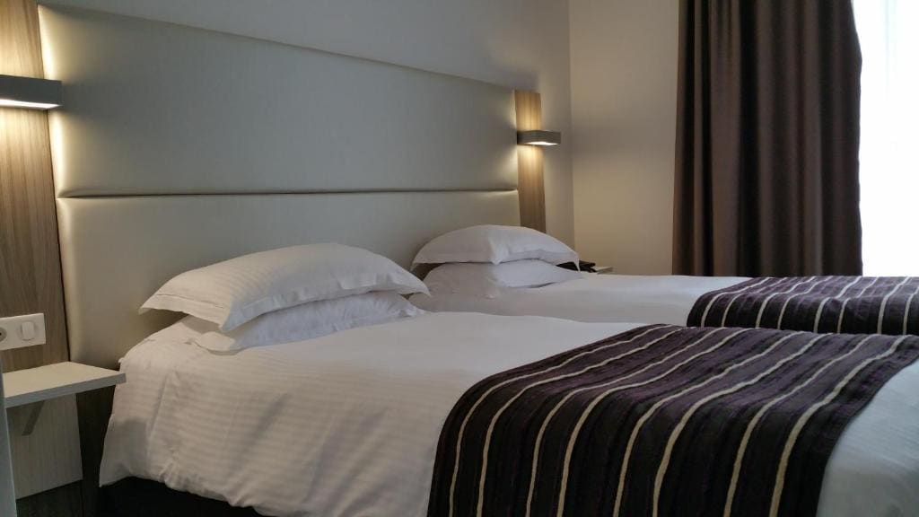 Premium Twin Room room - Image 3