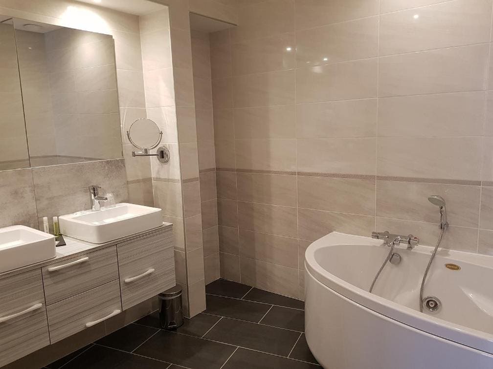 Suite with Spa Bath room - Image 3