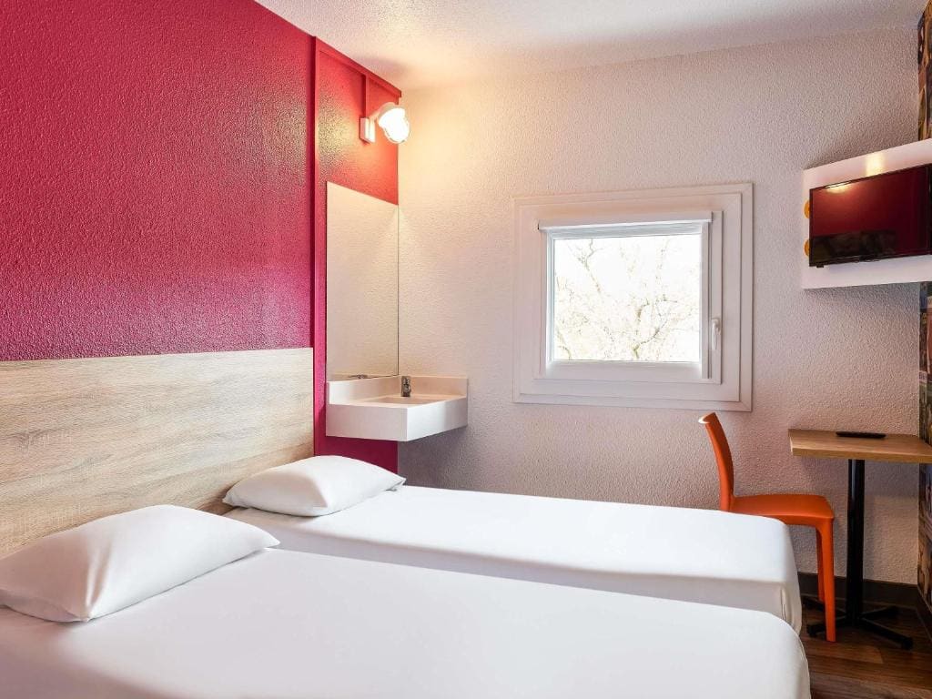 Tandem Room for Two Travelers room - Image 1
