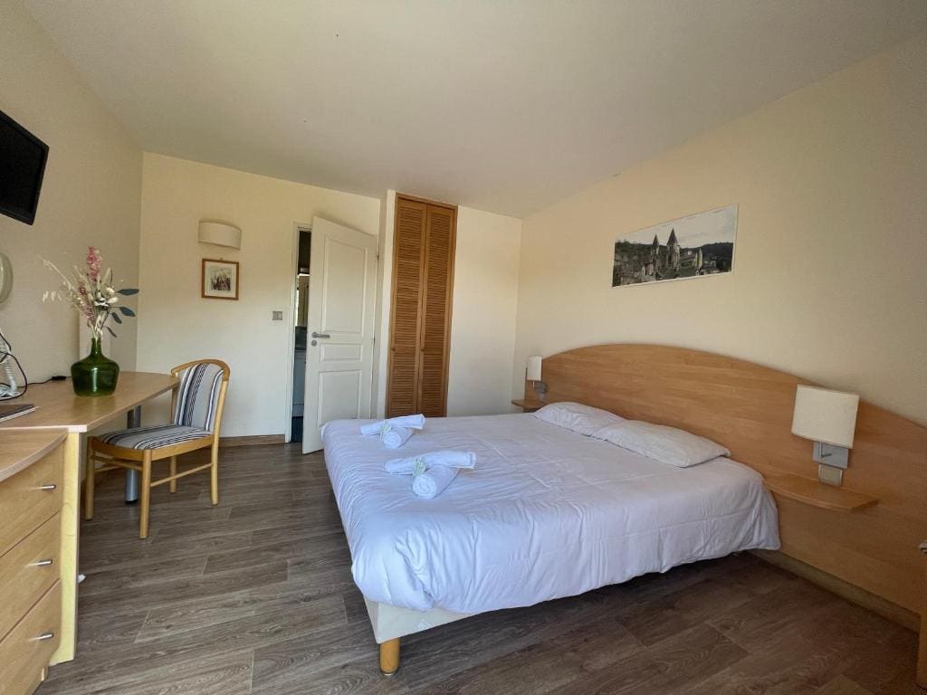 Double Room with Balcony and Lake View room - Image 1
