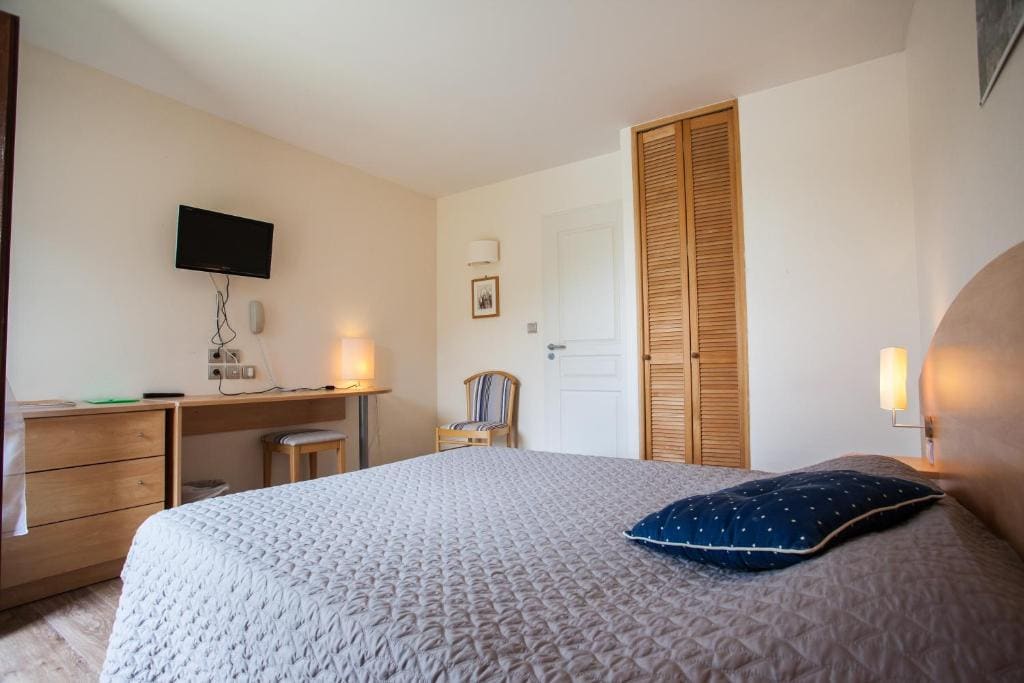 Double Room with Balcony and Lake View room - Image 2