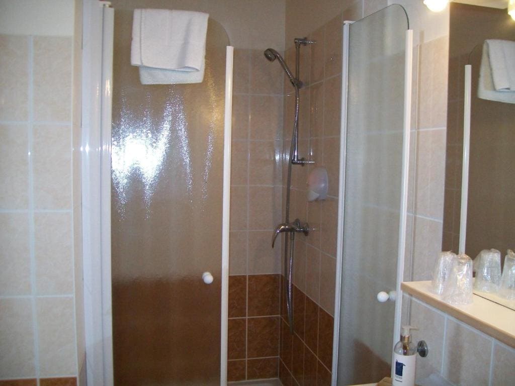 Twin Room with Lake View room - Image 1