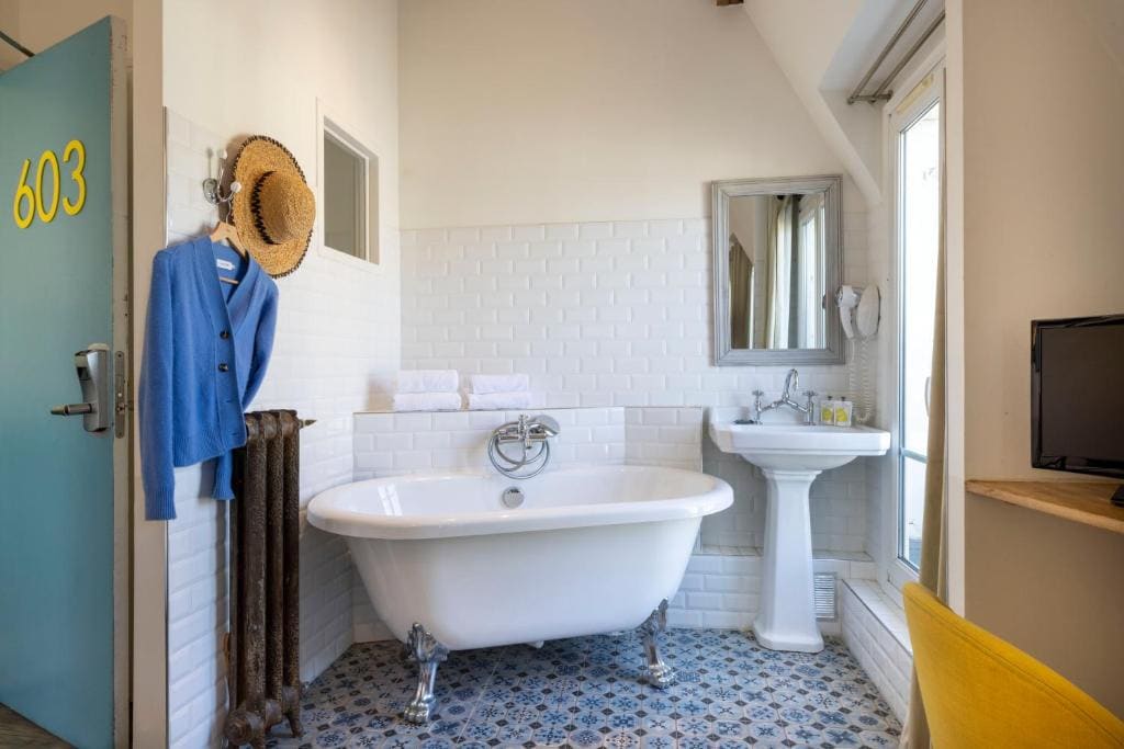 Superior Double Room with Balcony and Sacré-Cœur Basilica View room - Image 3