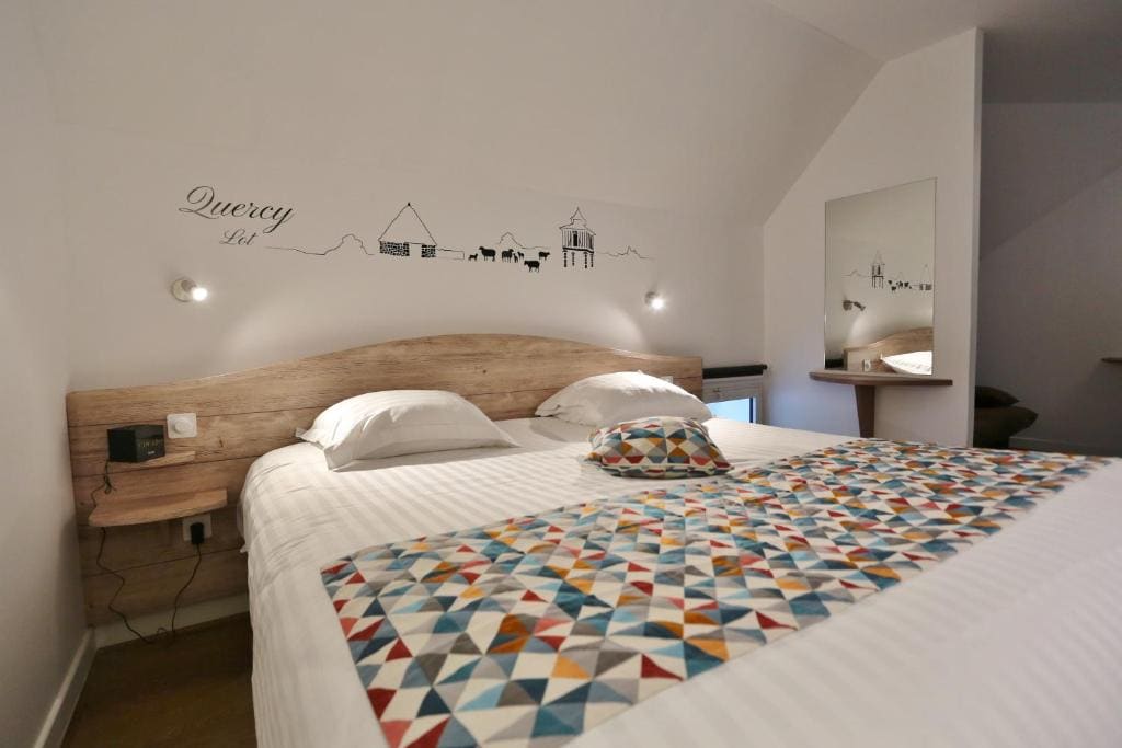 Deluxe Quadruple Room with Queen Bed and Kitchen room - Image 2