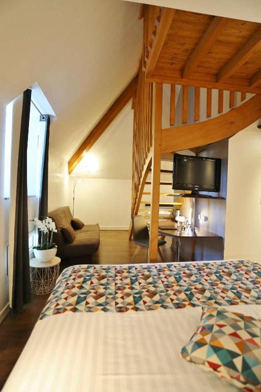 Family Room with 1 Double and 2 Twin Beds and Kitchen room - Image 2