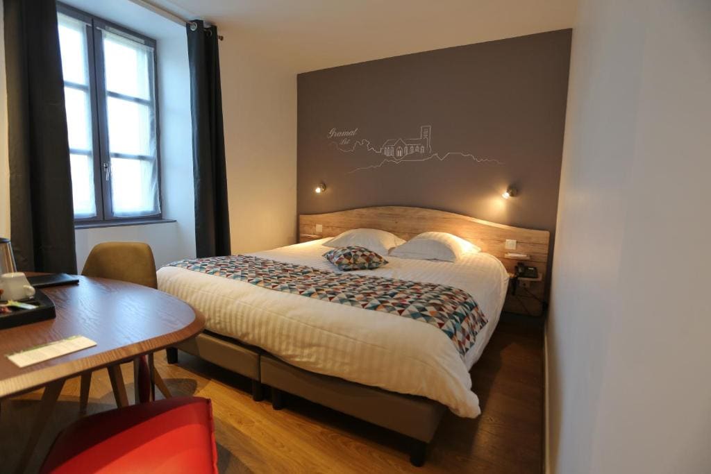 Queen Room with Queen Bed and River View room - Image 2