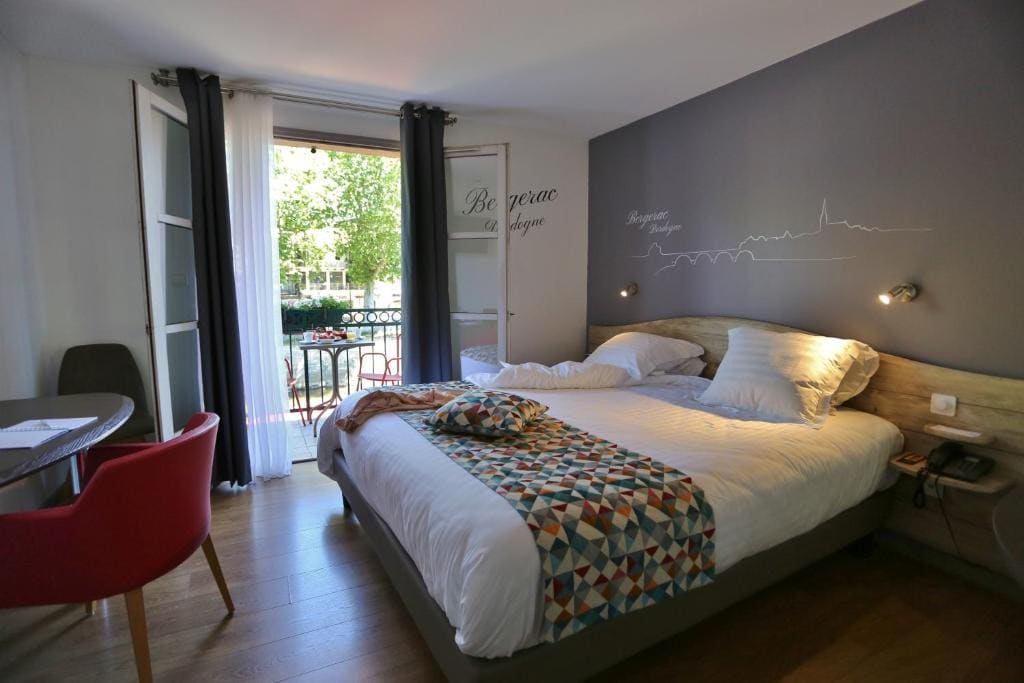 Superior Queen Room with Queen Bed and River View room - Image 3