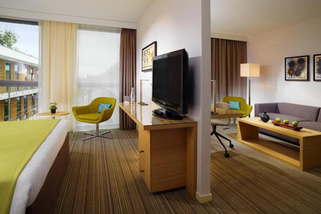 Courtyard Suite, 1 Bedroom 2 room Suite, 1 King room - Image 1