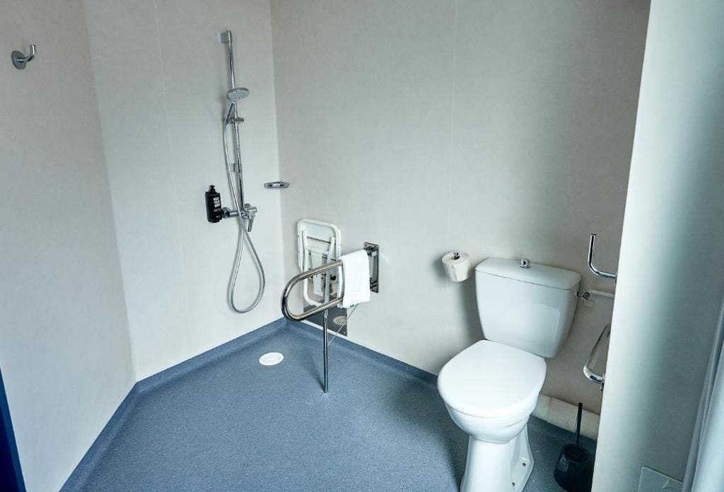 Standard Double Room with One Double and One Single Bed - Non-Smoking room - Image 2