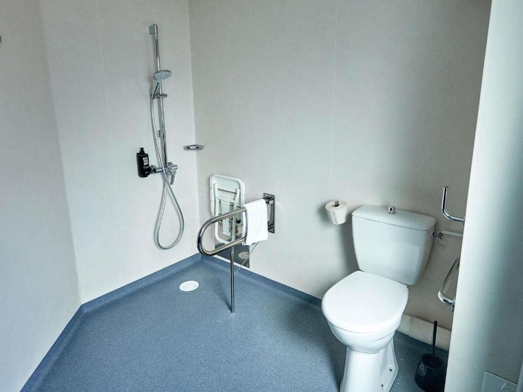 Standard Double Room with One Double and One Single Bed - Non-Smoking room - Image 3