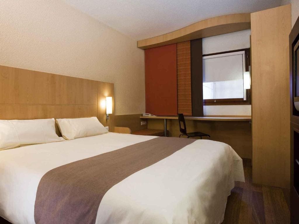 Standard Room with 1 Double Bed room - Image 3