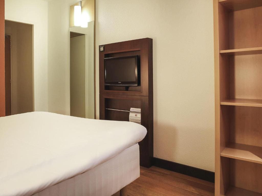 Standard Room with 1 Double Bed room - Image 2