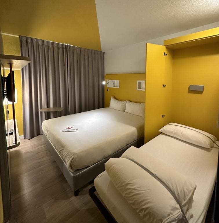 Triple Room with Double and Folding Bed room - Image 2