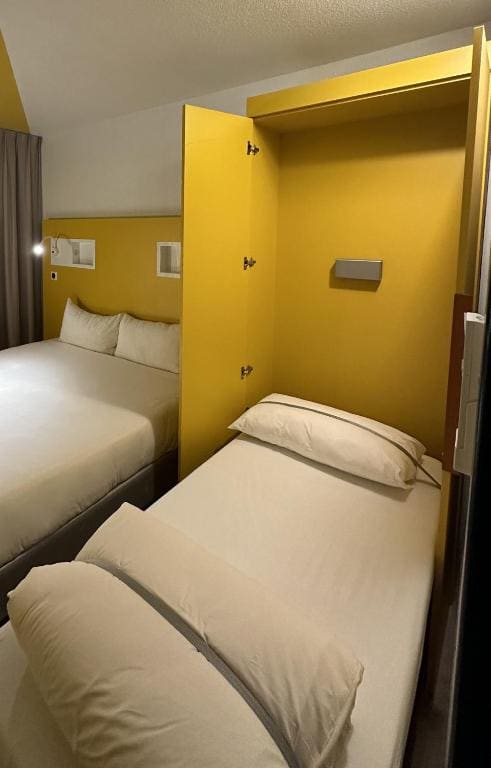 Triple Room with Double and Folding Bed room - Image 1