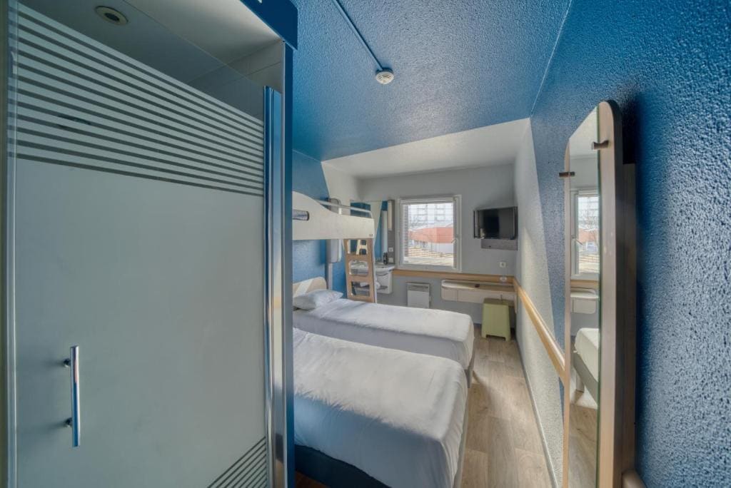 Standard Twin Room room - Image 3