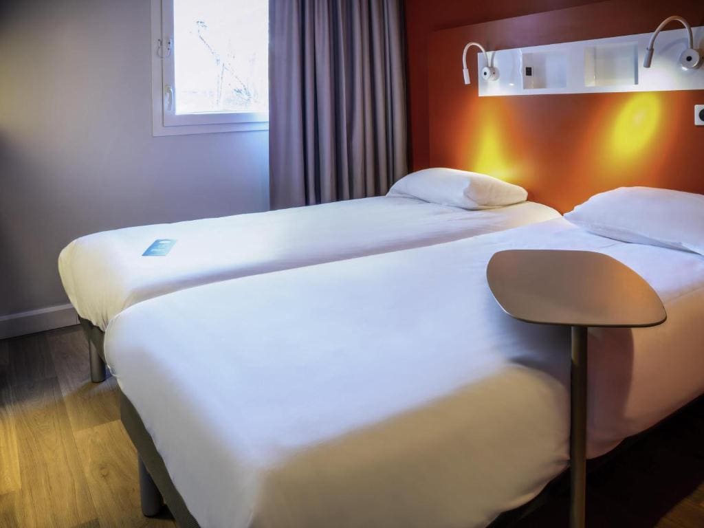 Twin Room with two single beds room - Image 1
