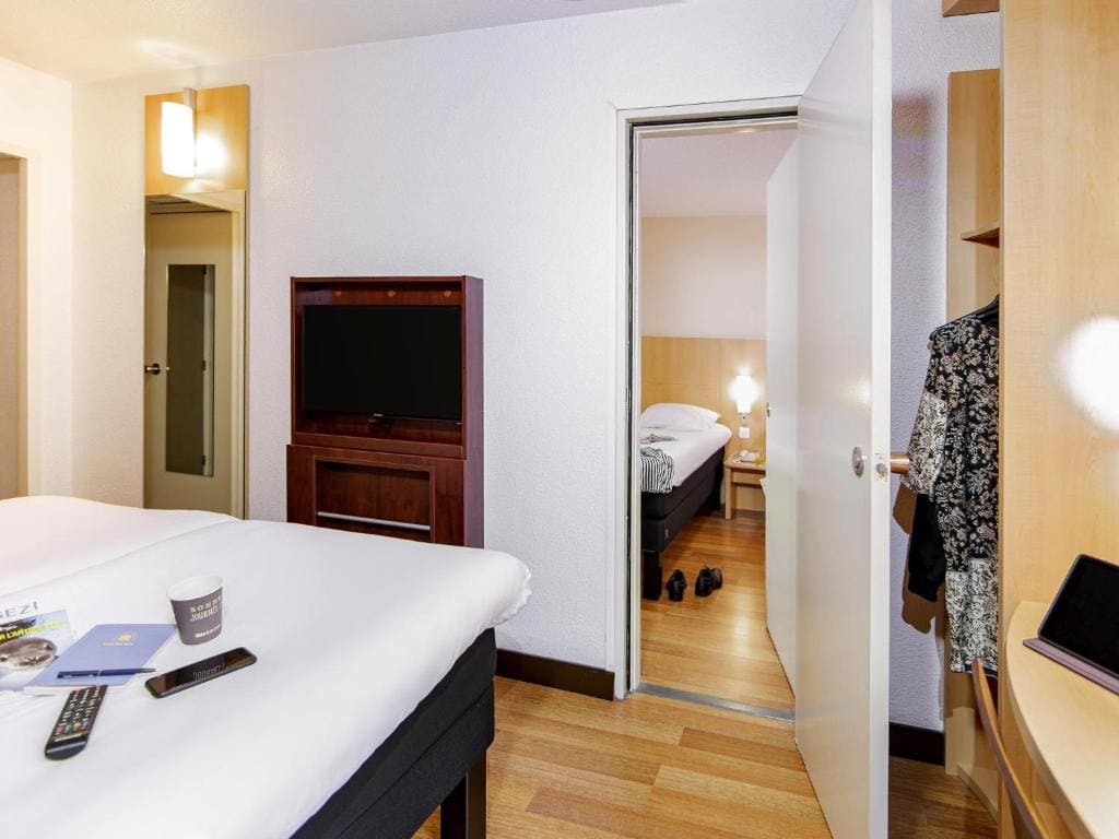 Connecting Family Room room - Image 1