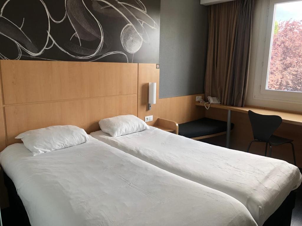 Standard Double Room with Sofa Bed room - Image 2