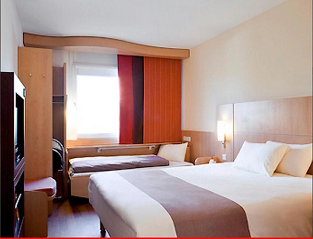 Standard Room with One Double Bed and One Single Bed room - Image 2