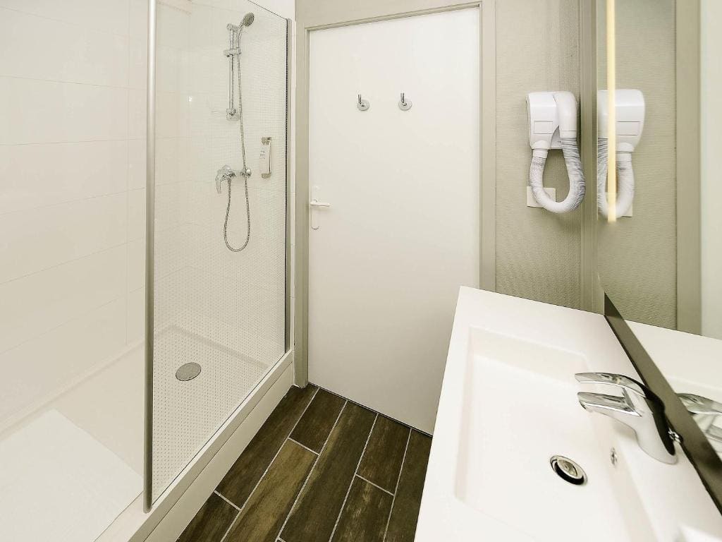Standard Room with One Double Bed and One Single Bed room - Image 3