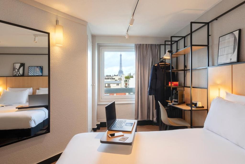 Comfort Room with Eiffel Tower View room - Image 1