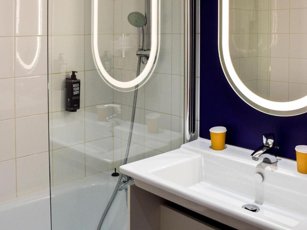 Standard Room with One Double Bed and One Single Bed room - Image 2