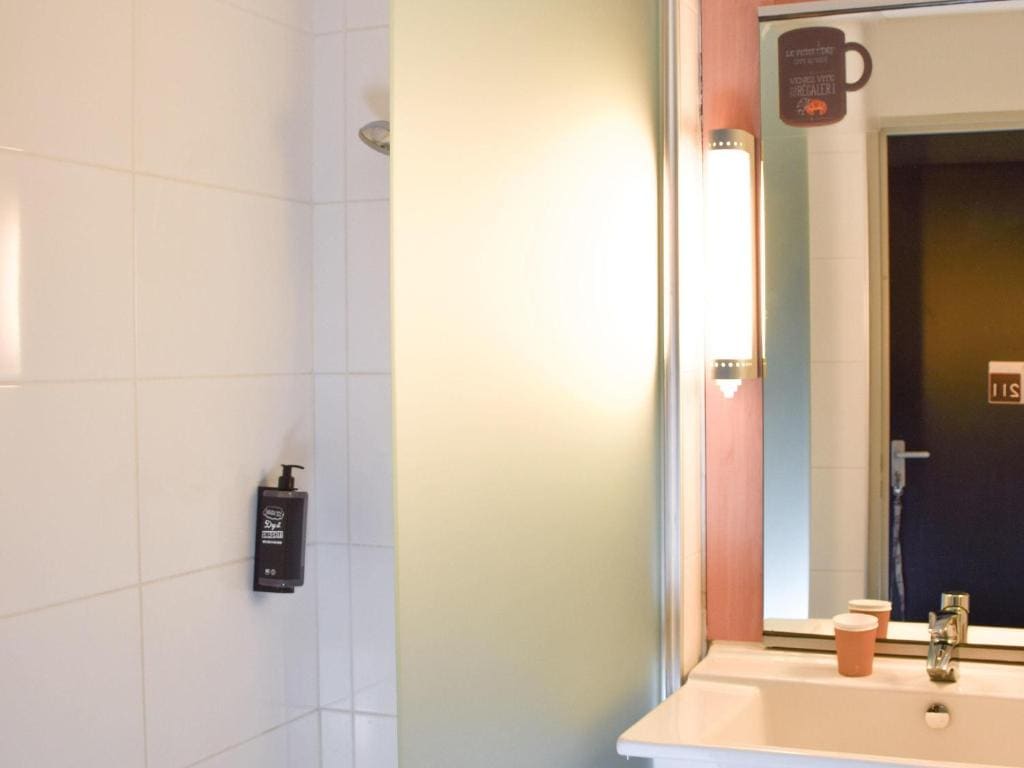 Standard Room with 2 Single Beds room - Image 2