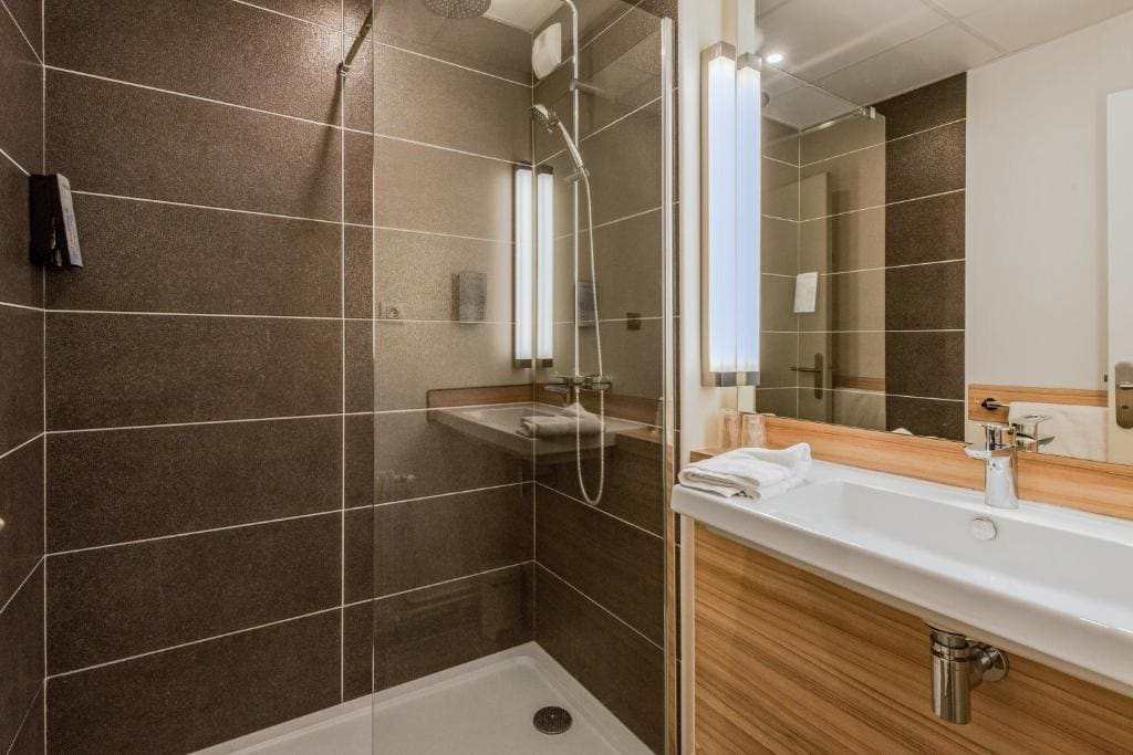 Standard Room - 1 Double Bed 1 Single Bed room - Image 3