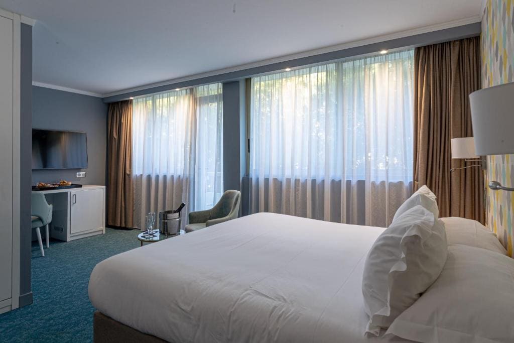 Double Room with Balcony room - Image 2