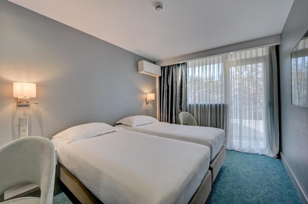 Family Room with Balcony room - Image 3