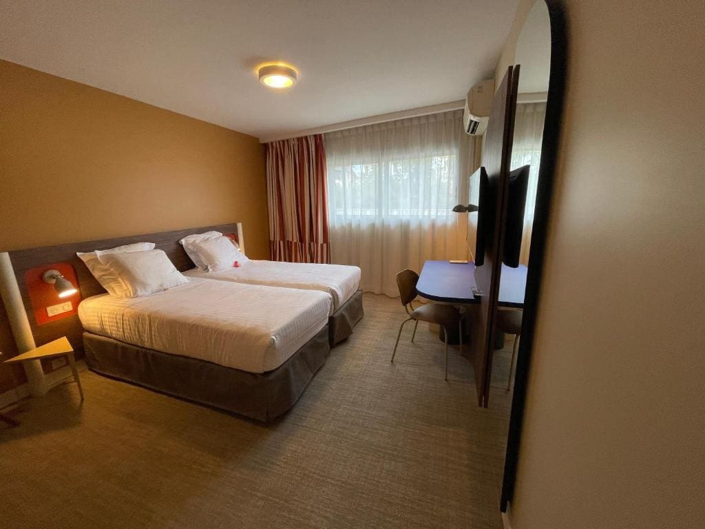 Standard Twin Room room - Image 2