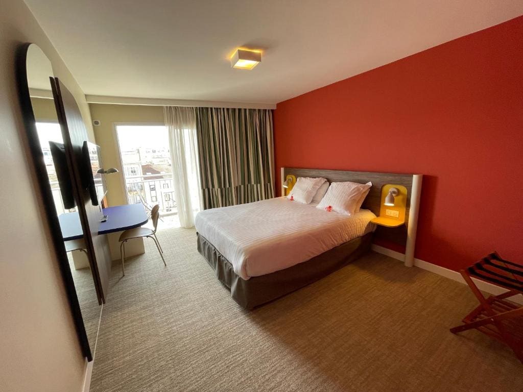 Prestige Double Room with Sofa Bed room - Image 2