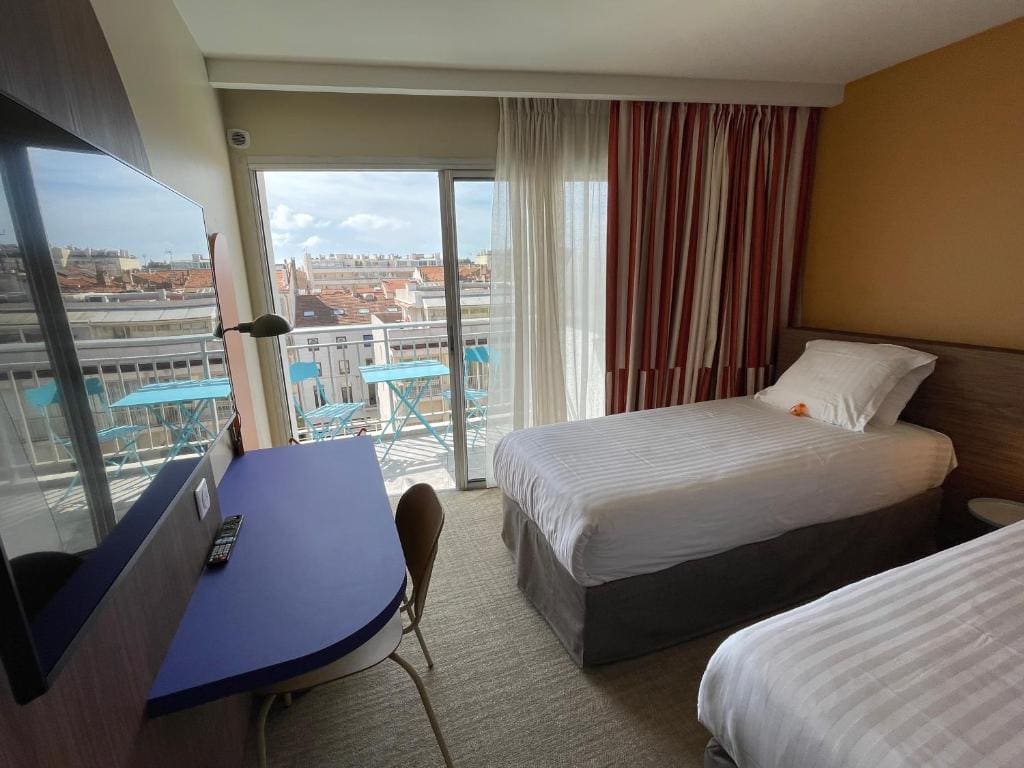 Prestige Triple Room room - Image 3