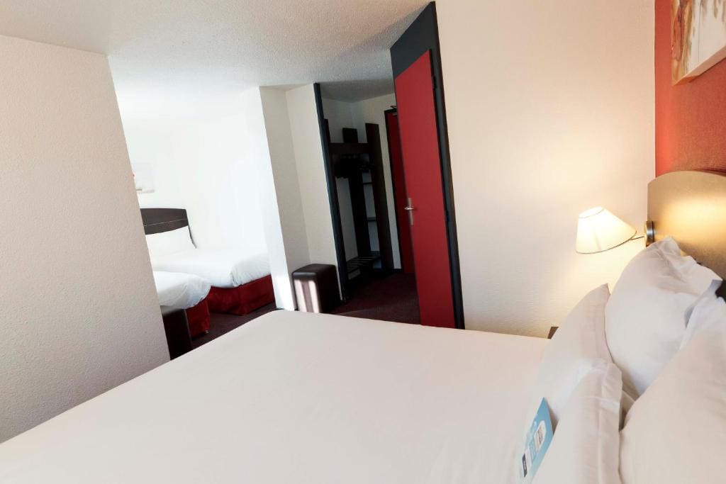 1 Double Bed 2 Single Beds room - Image 2