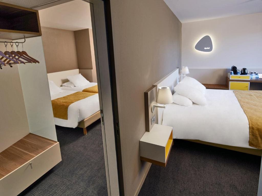 1 Double Bed 1 Single Bed room - Image 1