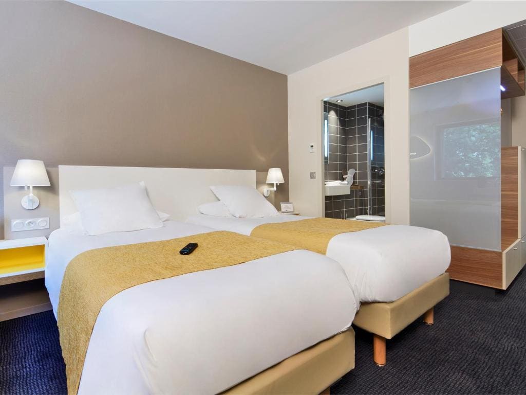 1 Double Bed 1 Single Bed room - Image 2