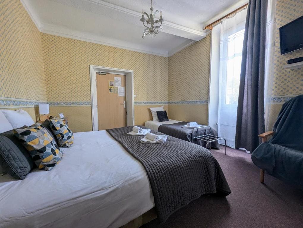 Superior Triple Room room - Image 1