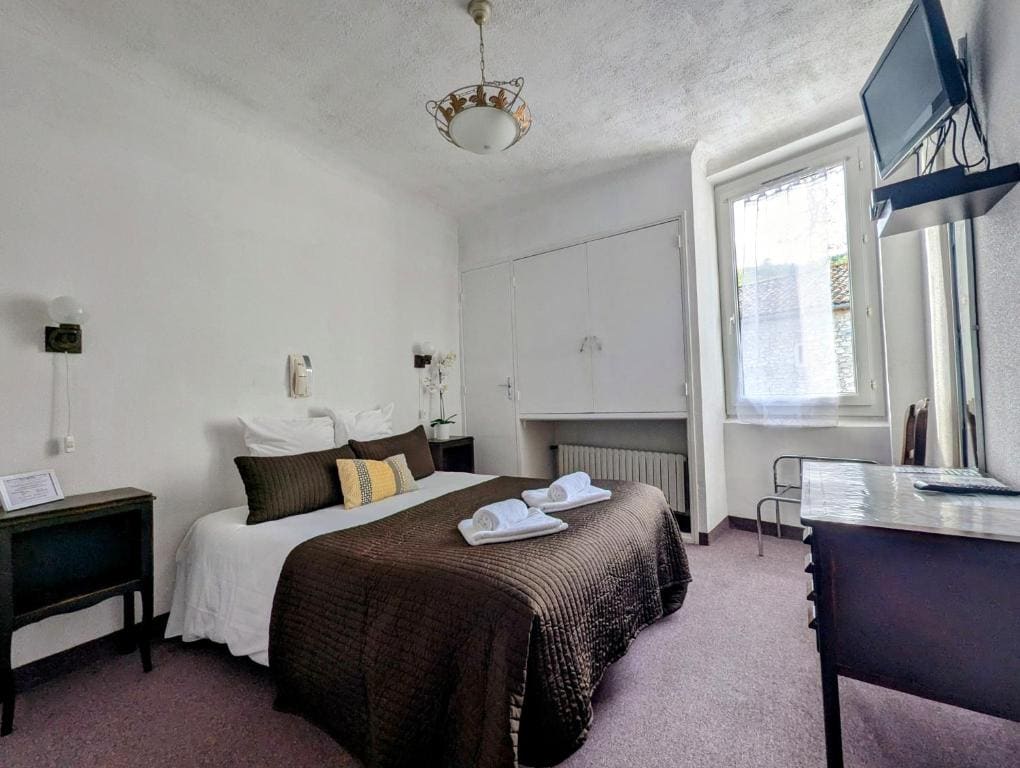 Double Room with Shared Bathroom room - Image 3