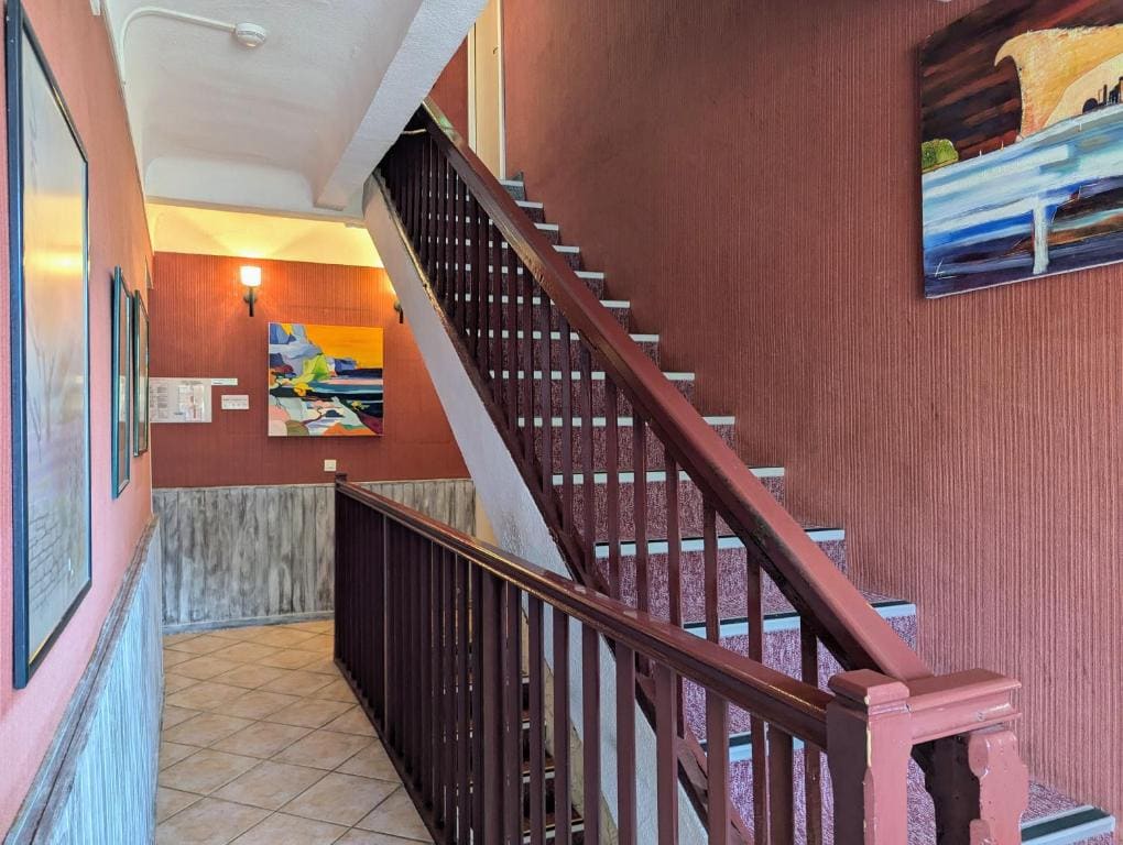 Standard Twin Room with Shared Bathroom room - Image 2