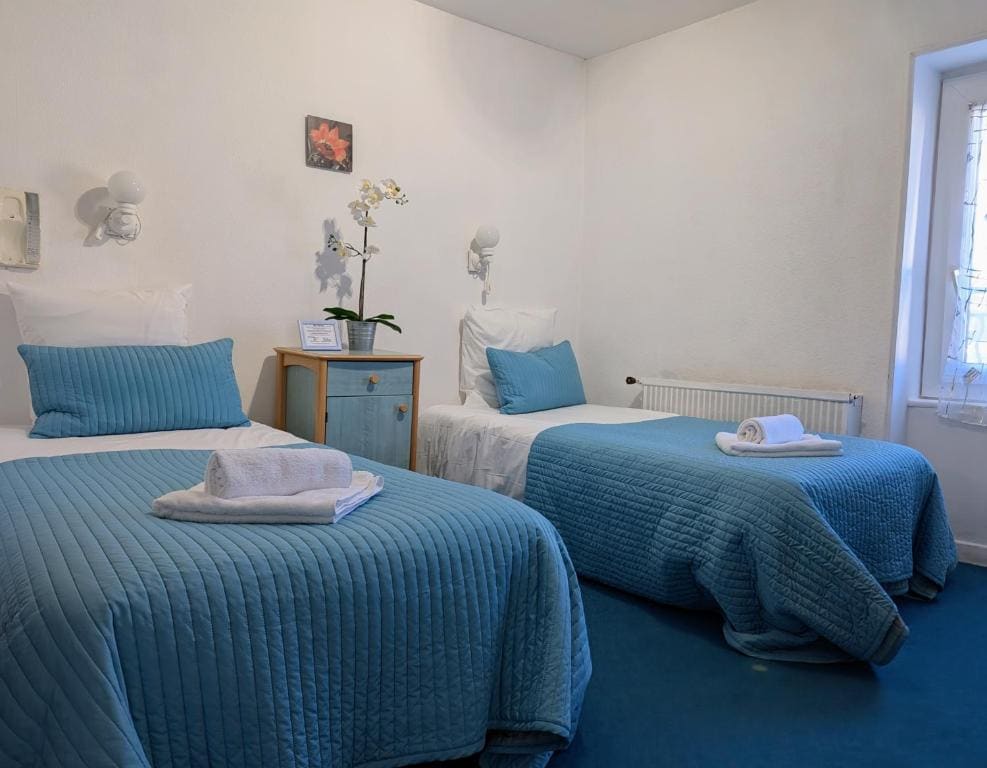 Standard Twin Room with Shared Bathroom room - Image 3