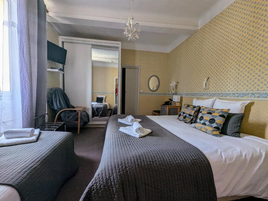 Superior Triple Room room - Image 3