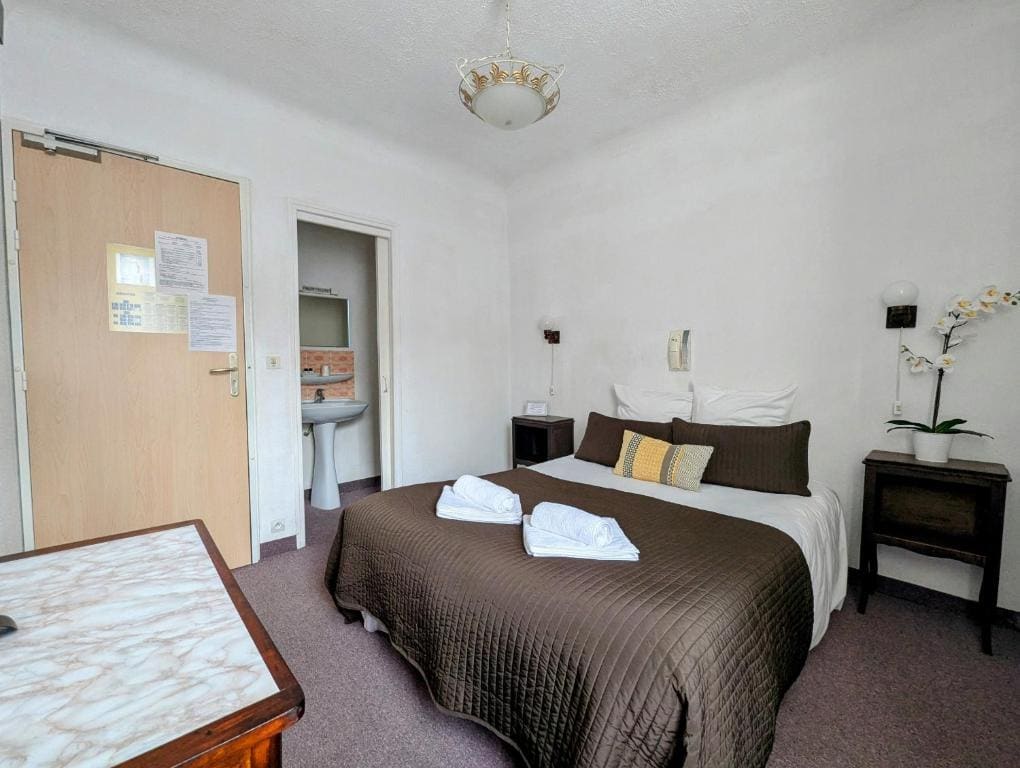 Double Room with Shared Bathroom room - Image 1