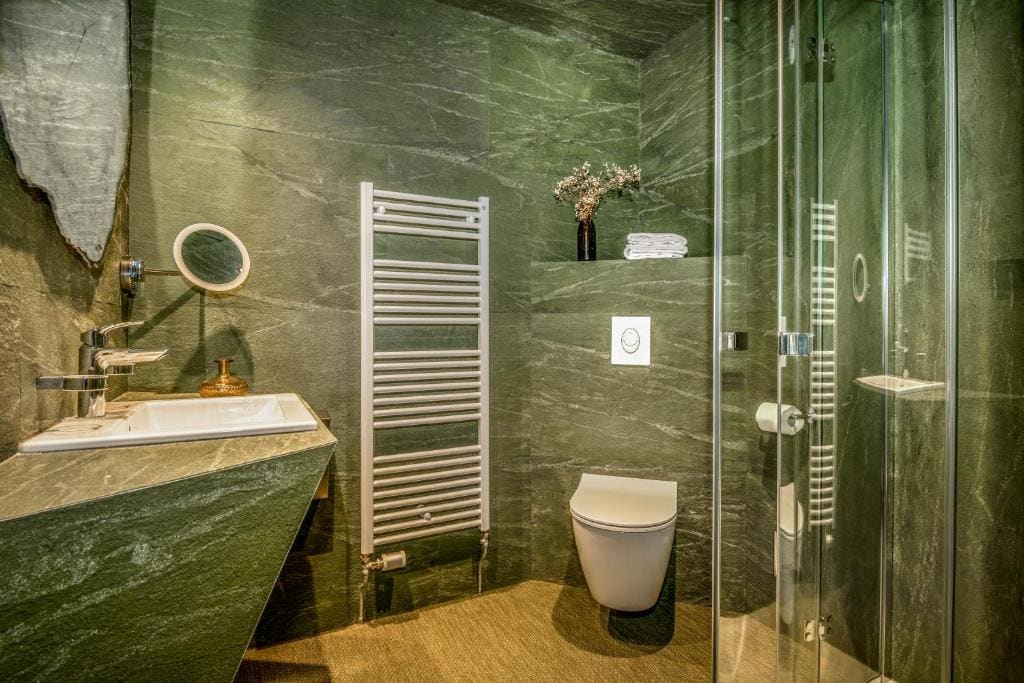 Twin Room with Shower room - Image 3