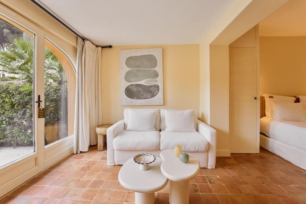 Deluxe Junior Suite room - Image 3
